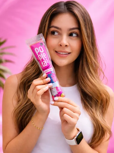 Persona disfrutando una paleta Popletas